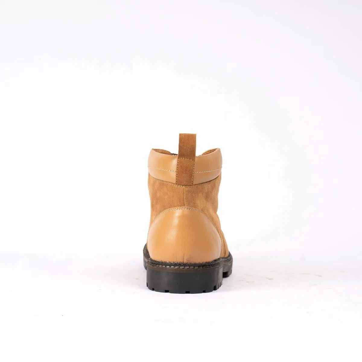 Boot in suede leather