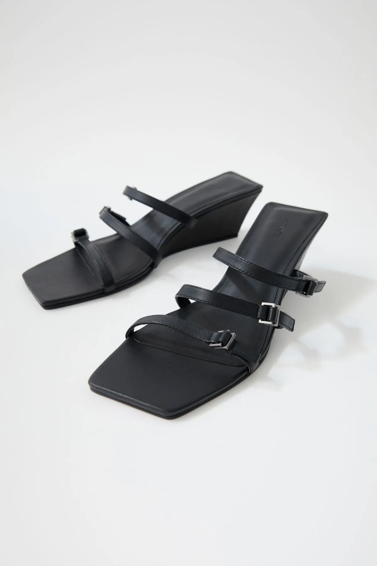 Mini Ring Detail Wedge - Black