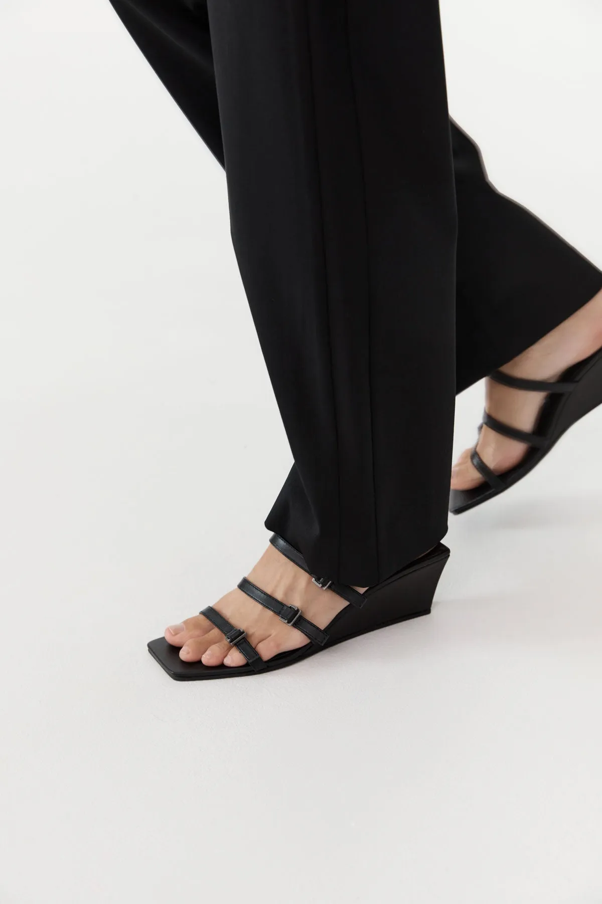 Mini Ring Detail Wedge - Black