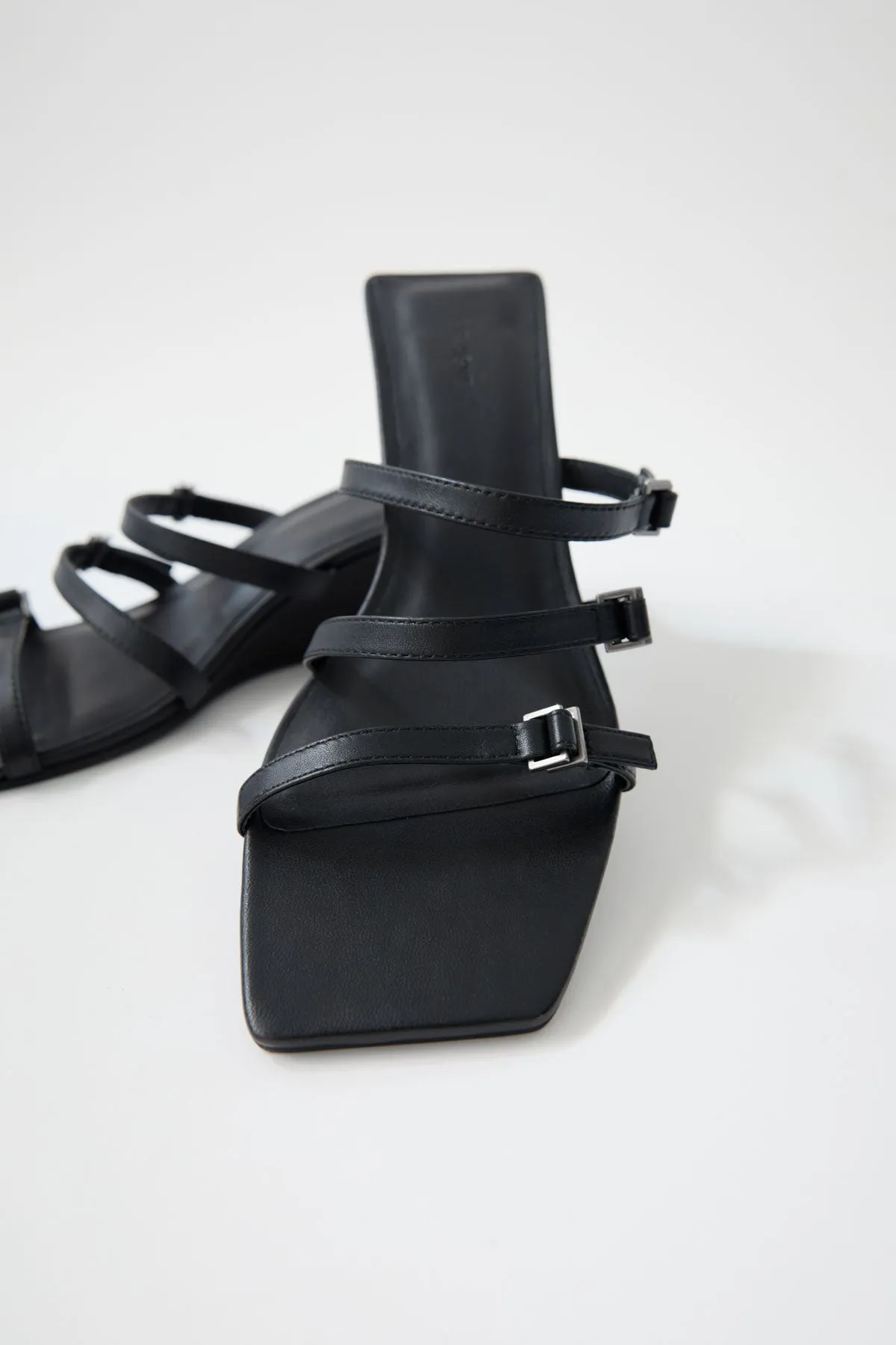Mini Ring Detail Wedge - Black