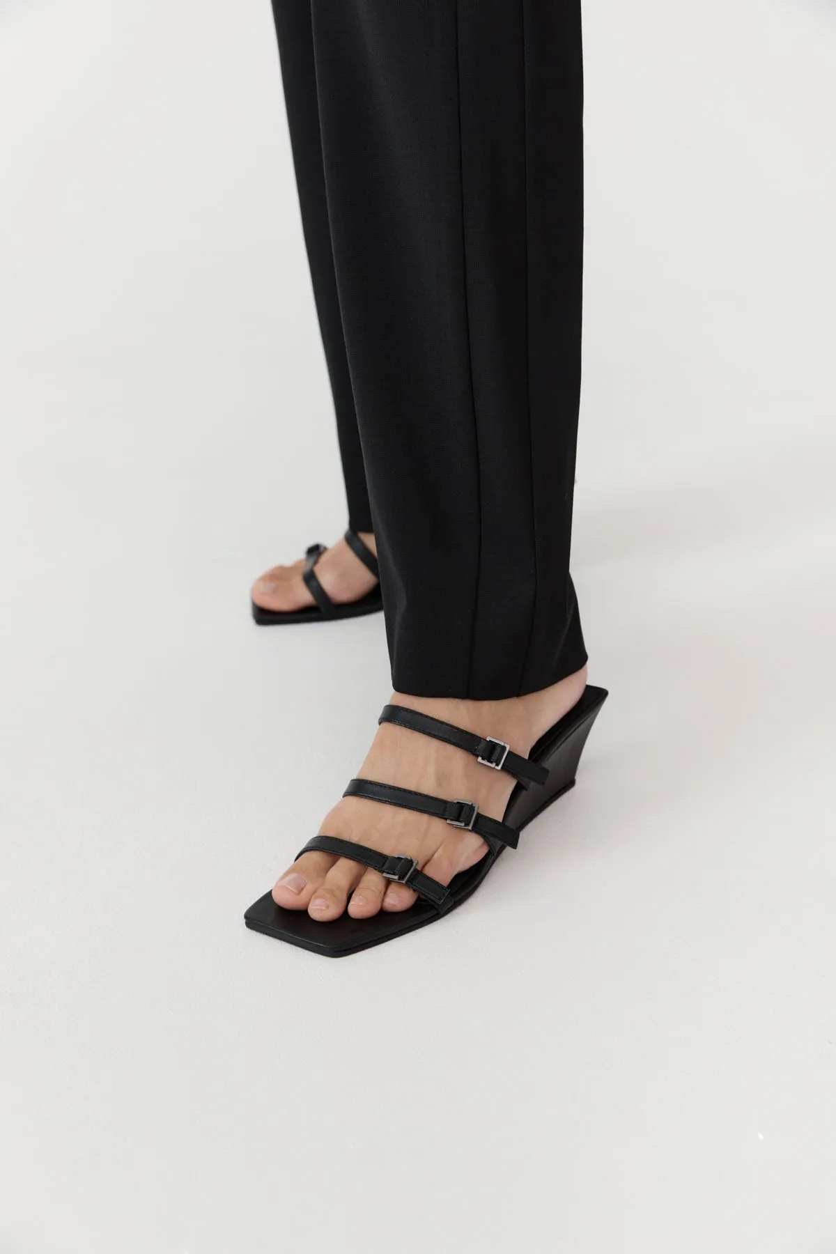 Mini Ring Detail Wedge - Black